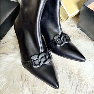 🌴BOOTS-RENATTA-from Spain. Pointy toed booties all leather.black, black chains🌴🦋